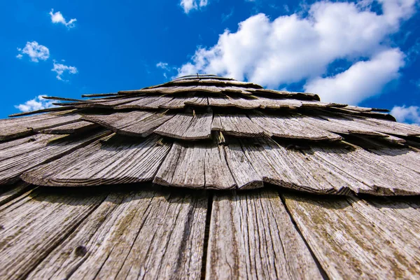 Vieja cubierta de tejas de madera en el pozo en las montañas eslovenas — Foto de Stock