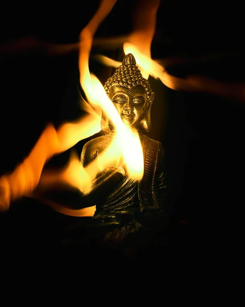 Schöne Goldene Buddha Statue Mit Lichtern Umgeben — Stockfoto