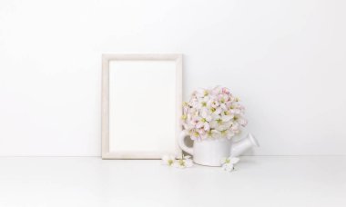 Beyaz ahşap dikey çerçeve mockup çiçekli