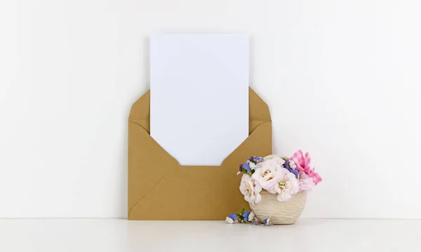 Mockup Kartu Pos Kosong Dengan Amplop Kertas Kerajinan Dan Bunga — Stok Foto