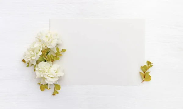 Maketa Bílým Listem Papíru Bílé Květy — Stock fotografie