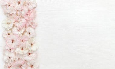 Çiçek kompozisyon. Sınır yapılmış çiçekler, beyaz arka plan, flatlay, kopya alanı, üstten görünüm, Danışma