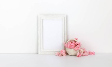Dikey ahşap çerçeve mockup sepeti, beyaz arka plan üzerinde pembe çiçekli