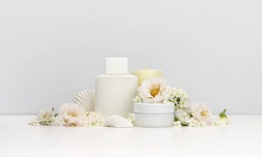 Beyaz çiçekli kozmetik mockup, şişe içeren
