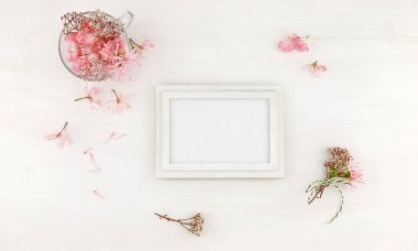 Flatlay ahşap çerçeve mockup beyaz arka plan üzerinde pembe çiçekli