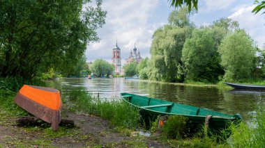 Ağaçların arasında, nehirde tahta bir tekne