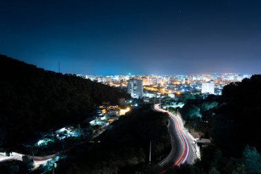 Işık, Arnavut gece şehrine giden yolda yol alıyor