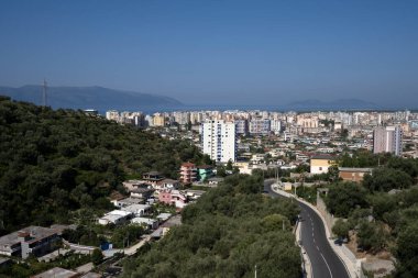 Vlore / Vlora, Arnavutluk - 14 Ağustos 2020: Arnavutluk, Vlore / Vlora, Kanin 'de görülen şehir manzarası. Havacılık şehri manzarası, Vlore şehir merkezinin şehir manzarası.