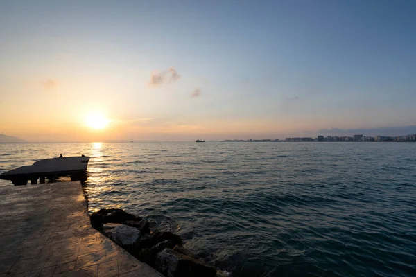 海の上の夕日 手前の桟橋 — ストック写真