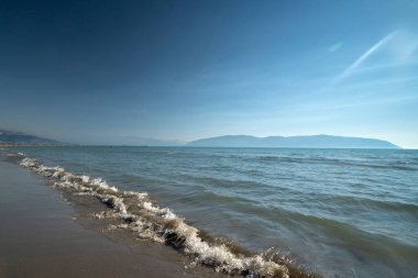Zvernec 'teki kumsal manzarası. Ufukta Karaburun Yarımadası ve Sazan Adası görünüyor..