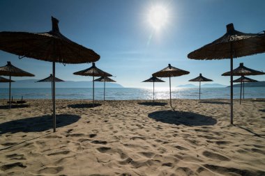 Zvernec 'teki kumsal manzarası. Ufukta Karaburun Yarımadası ve Sazan Adası görünüyor..