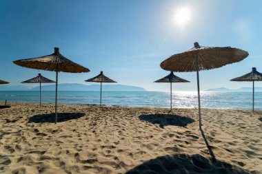 Zvernec 'teki kumsal manzarası. Ufukta Karaburun Yarımadası ve Sazan Adası görünüyor..