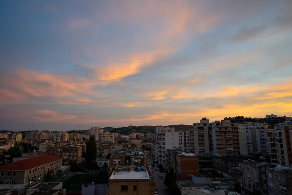 Das Schöne Stadtbild Der Albanischen Stadt Vlore Mit Wolkenlosem Blauen — Stockfoto