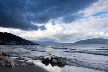 Denize doğru gelen fırtına bulutları