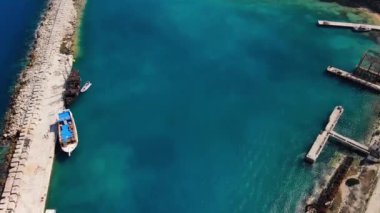 4K Dağ kıyıları arasındaki limanın güzel deniz manzarası.