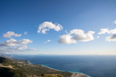 Güzel sabah deniz manzarası Bulutlar gökyüzü.