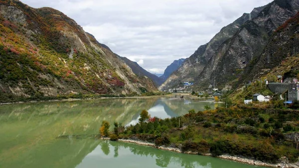 One Jiuzhaigous Many Lakes Reflecting Colourful Fall Foliage Min Mountains — Stock Photo, Image