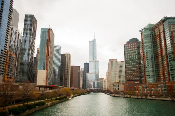 Chicago nehri boyunca binalar