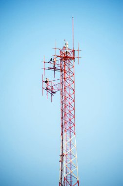 Bir telekomünikasyon anteninin üst kısmının ayrıntıları