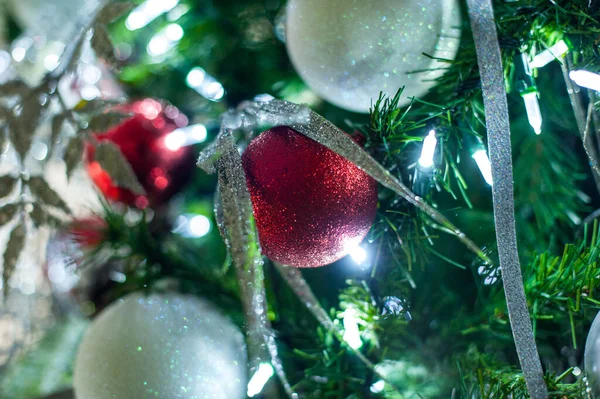 Ayrıntıları Noel ağacına götür, Noel balosu ayrıntıları.