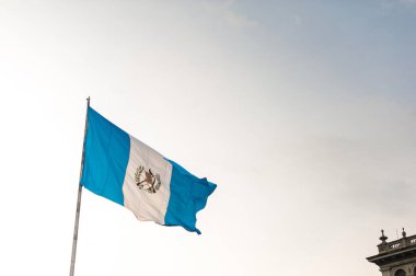 Guatemala bayrağı sallanıyor, merkez meydanda.