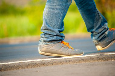 Yolun kenarındaki adam.