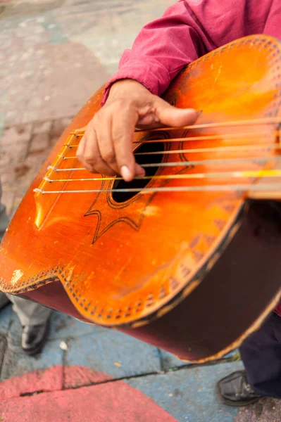 Músico Praça Com Uma Guitarra Antiga Guatemala Central America — Fotografia de Stock