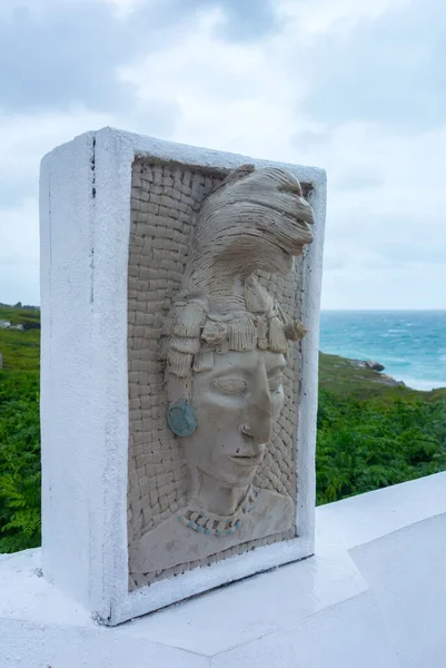 Maya kültürünü temsil eden dekoratif heykeller, Isla Mujeres Mexico