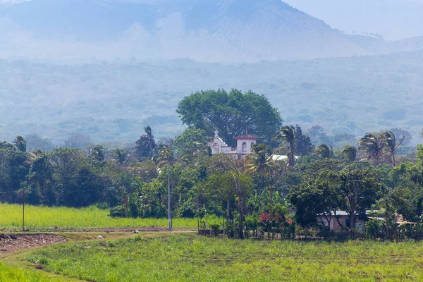 El Salvador kırsal kesimlerinde kilise
