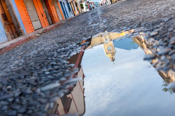 Antigua Guatemala 'daki Santa Catarina kemerinin yansıması.
