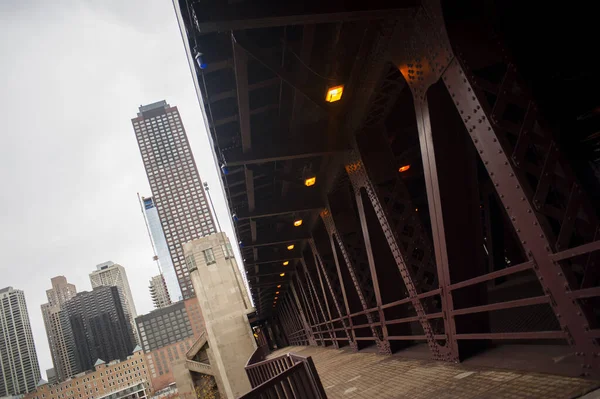 Chicago nehri boyunca çelik bir yapının altından yaya geçidi.
