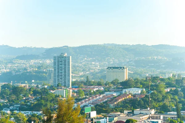 San Salvador şehrinde evler ve binalar, El Salvador Orta Amerika