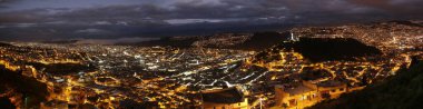 Quito 'nun gece şehri. Dağdan görünüm.