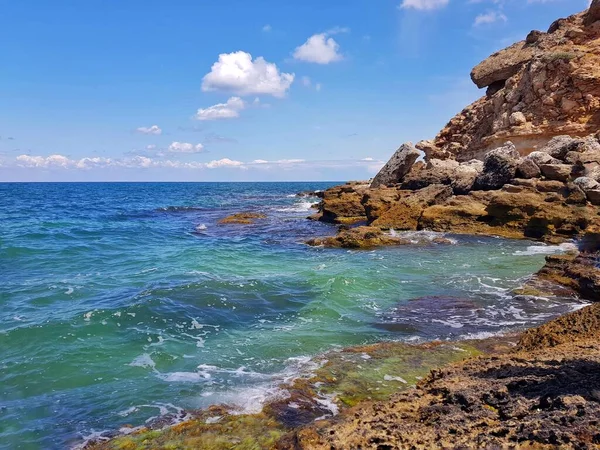 Crimeia Mar Azul Turquesa Bate Contra Rochas Foto Alta Qualidade — Fotografia de Stock
