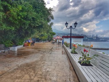 Kırım. Gurzuf rıhtımı. Yağmurdan sonra. Yüksek kalite fotoğraf