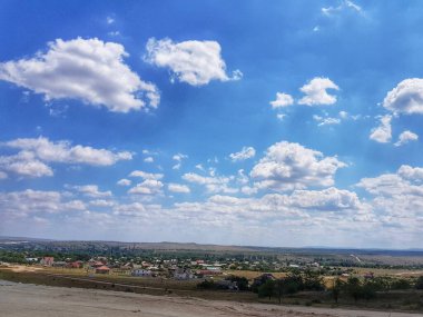 Eve dönüş yolu. Kabarık bulutlu yüksek güney gökyüzü. Yüksek kalite fotoğraf