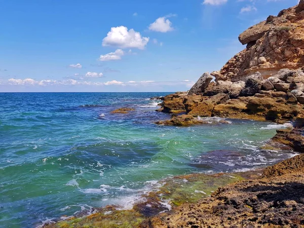 A Crimeia. O mar azul-turquesa bate contra as rochas — Fotografia de Stock