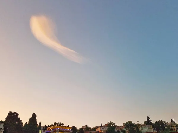 Incredibile nube sullo sfondo del cielo meridionale. Crimea. — Foto Stock