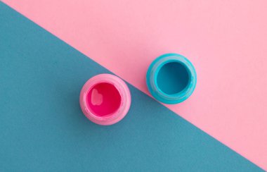 Çapraz arka planda mavi ve pembe renkli kavanozlar. Üst görünüm