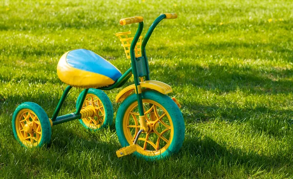 Pequeño Triciclo Infantil Amarillo Verde Pie Sobre Hierba Día Soleado — Foto de Stock