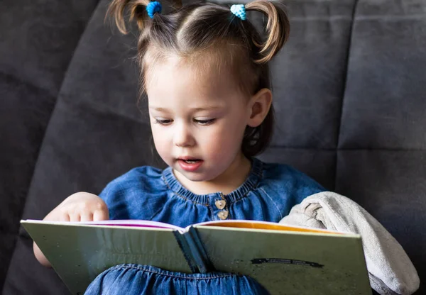 Kinderlezen Klein Schattig Meisje Het Lezen Van Een Boek Met — Stockfoto