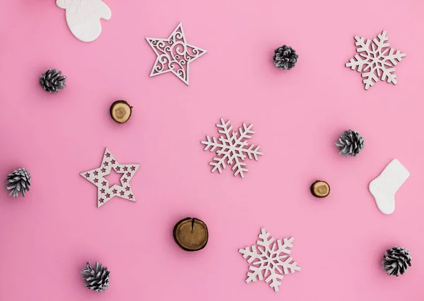 Різдво Новий Рік Рожевий Плоский Візерунок Сніжинками Різдвяними Іграшками Шишками — стокове фото