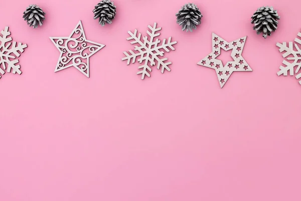 Різдво Новий Рік Рожева Плоска Рамка Сніжинками Різдвяними Іграшками Шишками — стокове фото
