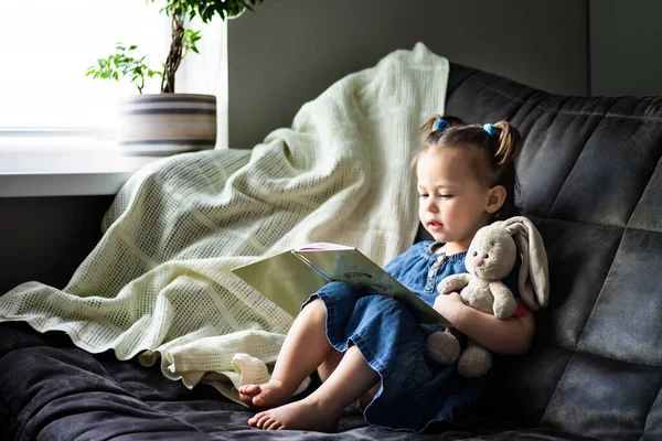 Lectura Infantil Niña Linda Está Leyendo Libro Con Una Liebre —  Fotos de Stock