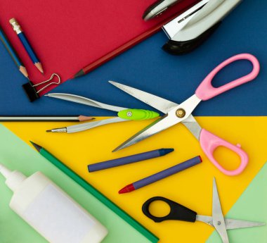 Renkli bir geçmişi olan ofis ya da okul malzemeleri. Üst görünüm