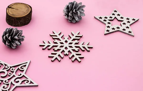 Різдво Новий Рік Рожева Плоска Рамка Сніжинками Різдвяними Іграшками Шишками — стокове фото