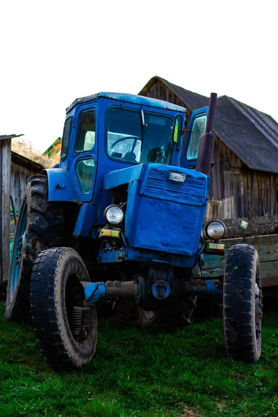 Alter Blauer Rostiger Oldtimer Traktor Auf Dem Hintergrund Von Wirtschaftsgebäuden — Stockfoto