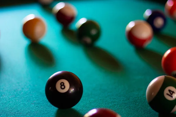 Bunte Billardkugeln mit Zahlen auf dem Billardtisch. Sportspiel Billard auf grünem Tuch. — Stockfoto