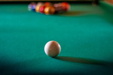 Bilardo masasının üzerinde numaralar olan çok renkli bilardo topları. Yeşil kumaşlı spor bilardo bilardosu, kopyalama alanı. Seçici odak