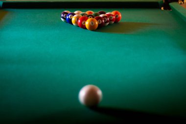 Bilardo masasının üzerinde numaralar olan çok renkli bilardo topları. Yeşil kumaşlı spor bilardo bilardosu, kopyalama alanı. Seçici odak